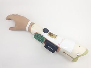 Prothèse + chargeur USB.jpg
